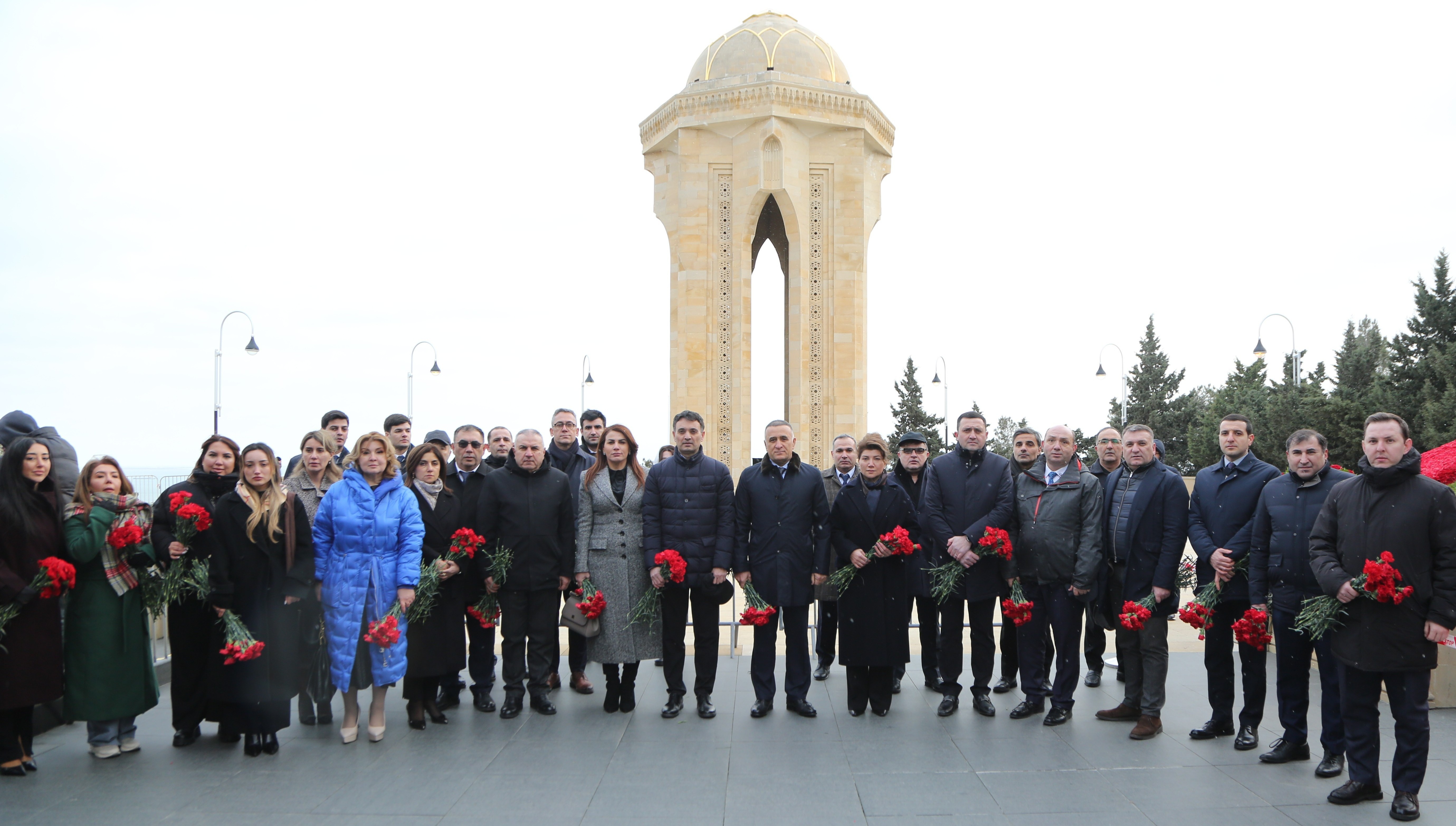 Veysəloğlu Şirkətlər Qrupunun rəhbər heyəti Şəhidlər Xiyabanını ziyarət edib