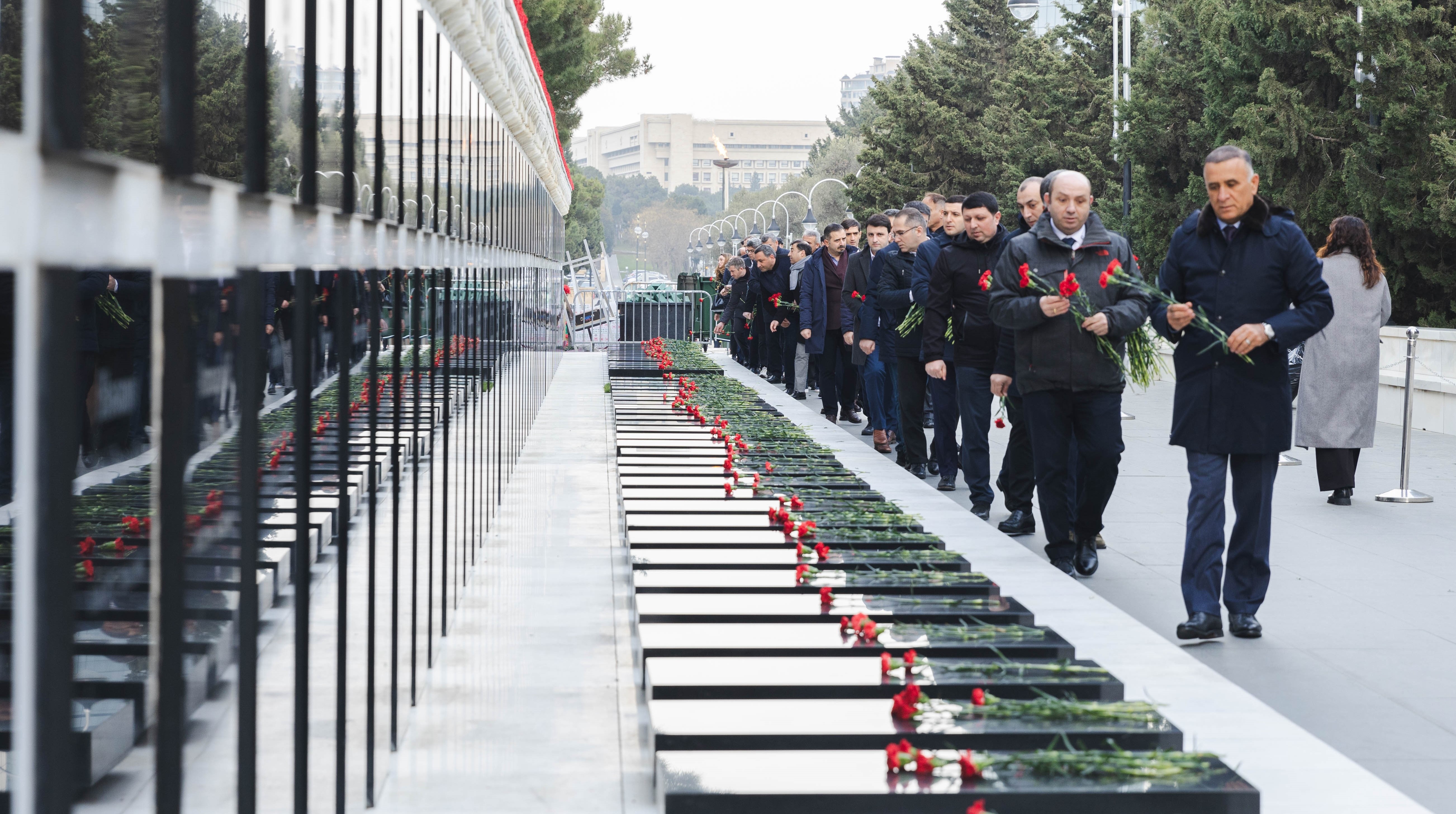 20 Yanvar - Ümumxalq Hüzn Günündə Veysəloğlu Şirkətlər Qrupunun rəhbərliyi Şəhidlər Xiyabanını ziyarət edib