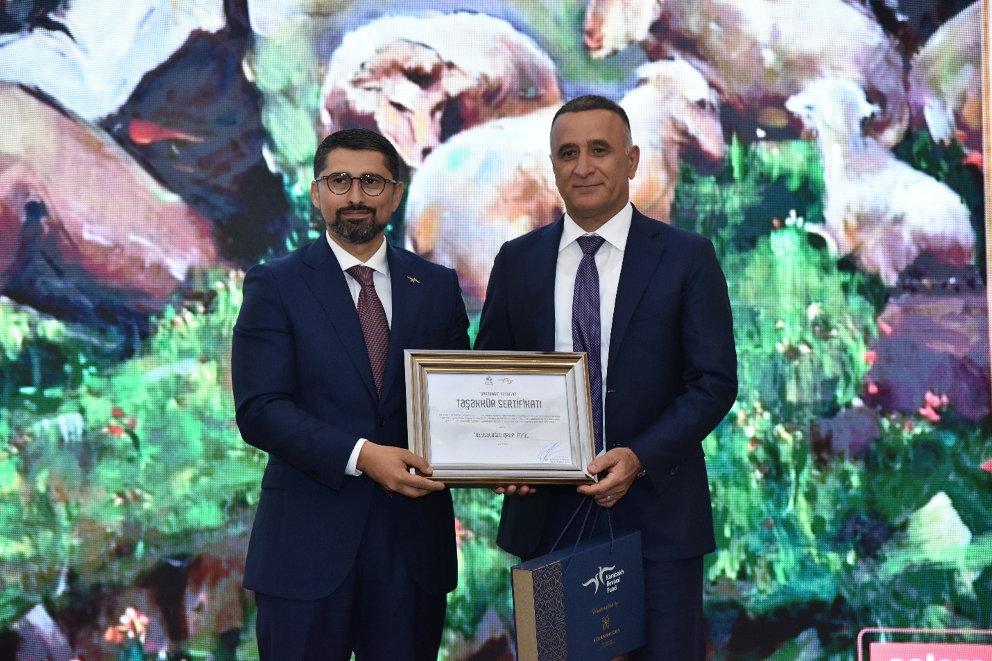 Aydın Talıbov "Qarabağın Rəngləri" sərgisi vasitəsi ilə Qarabağda bərpa işlərinə töhfə verib