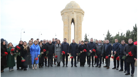 Veysəloğlu Şirkətlər Qrupunun rəhbər heyəti Şəhidlər Xiyabanını ziyarət edib