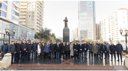 Veysəloğlu Şirkətlər Qrupunun rəhbər heyəti Xocalı soyqırımı ilə bağlı "Ana harayı" abidəsini ziyarət edib